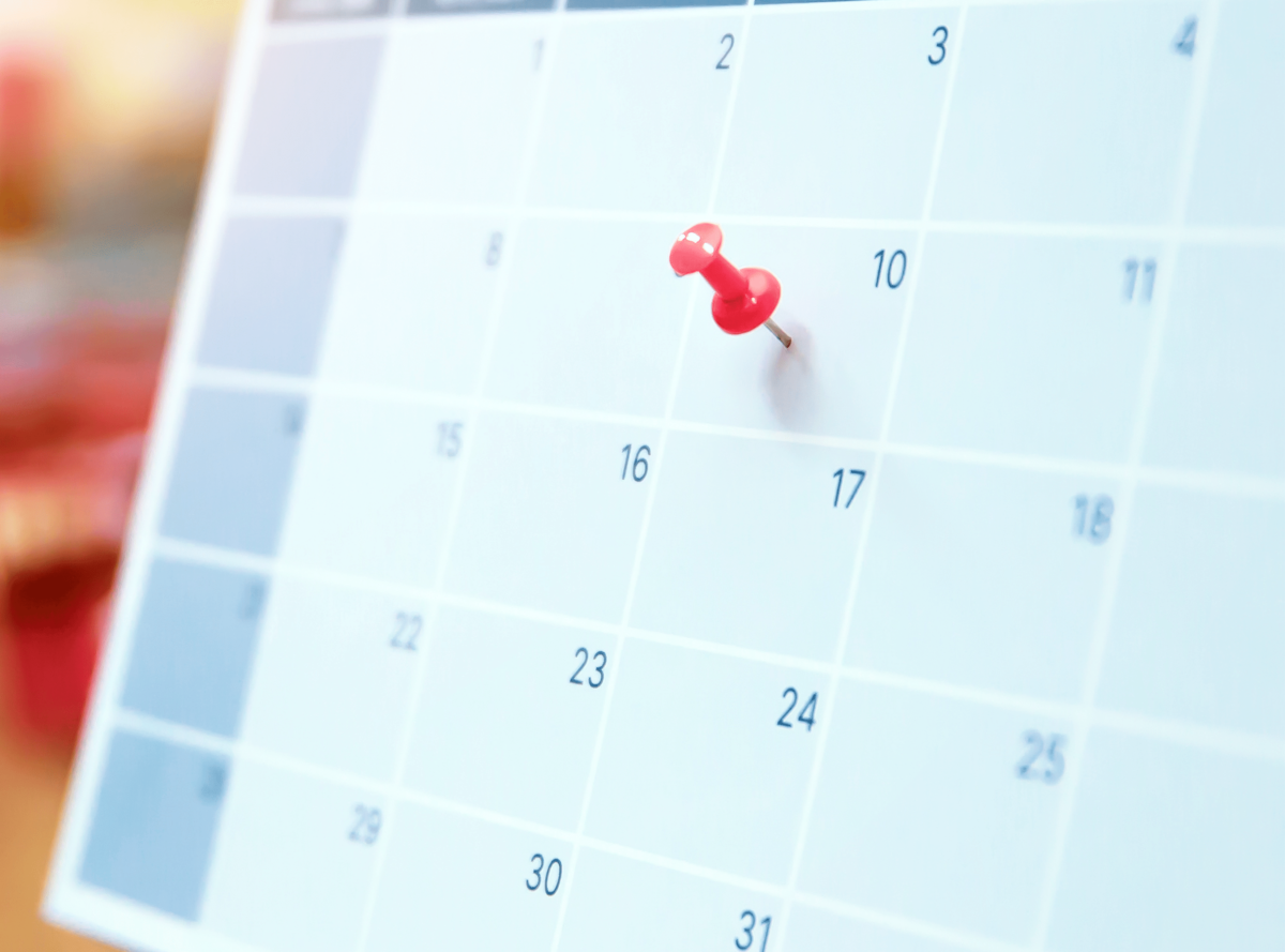 close-up-a-red-pin-on-blank-desk-calendar_2700x2000px_web-1200x889.png